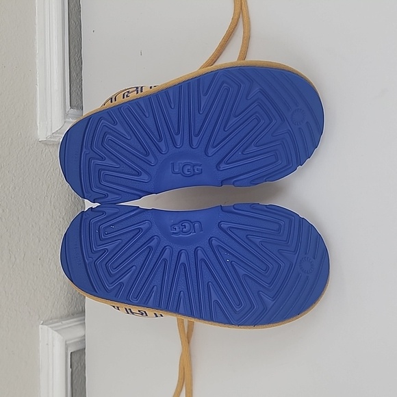 UGG Unidex Kids' Neumel Graphic Outline yellow ankle boots size 9 - Picture 10 of 10